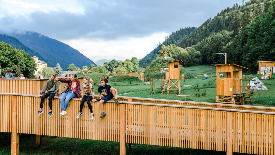 Kinder auf einer Holzbrücke im Grünen | © TG-Fotozone