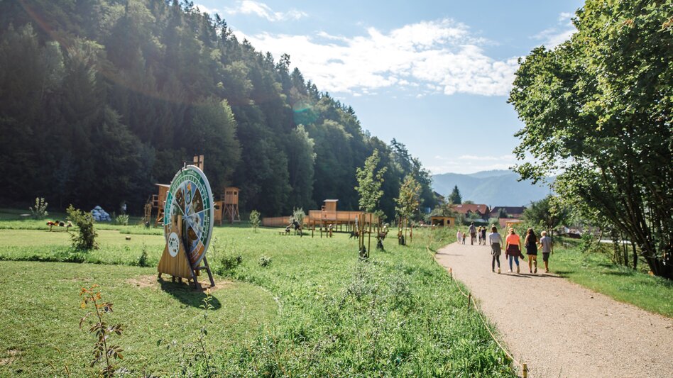 Gruppen, die durch die Naturwelten im Freien spazieren | © TG-Fotozone