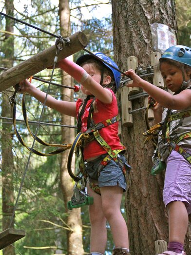Kinder im Hochseilklettergarten | © Abenteuerpark Gröbming