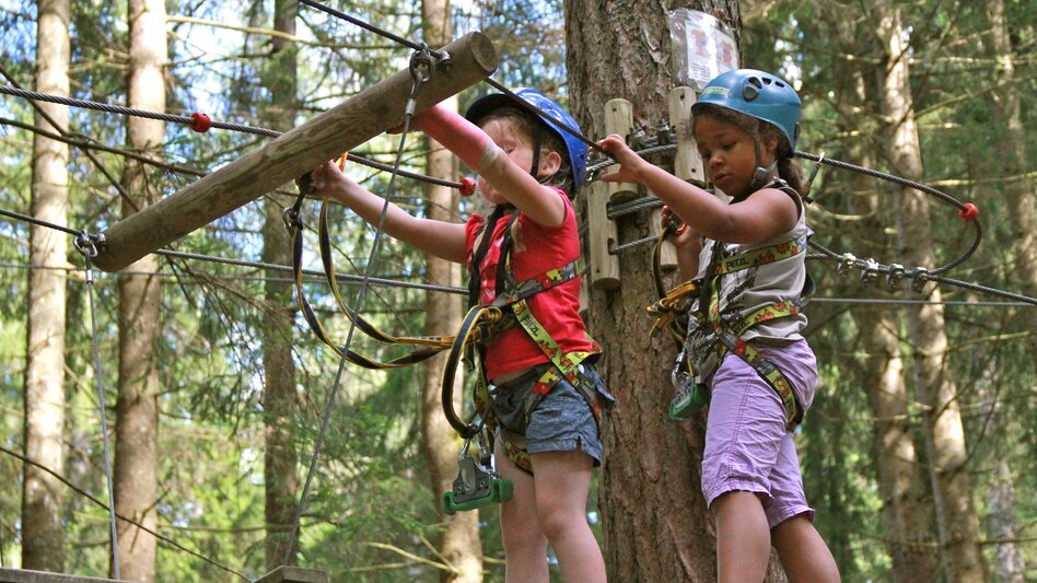 Zwei kleine Mädchen im Klettergarten