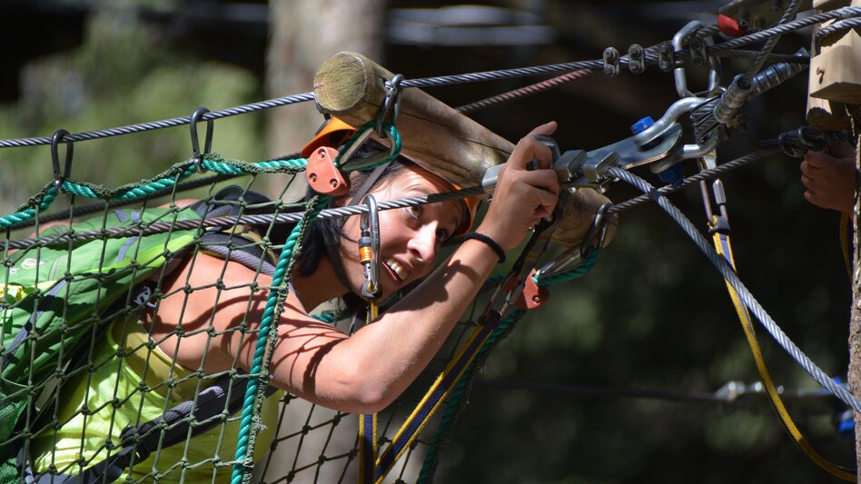 Dame beim Einhängen ins Sicherheitsseil