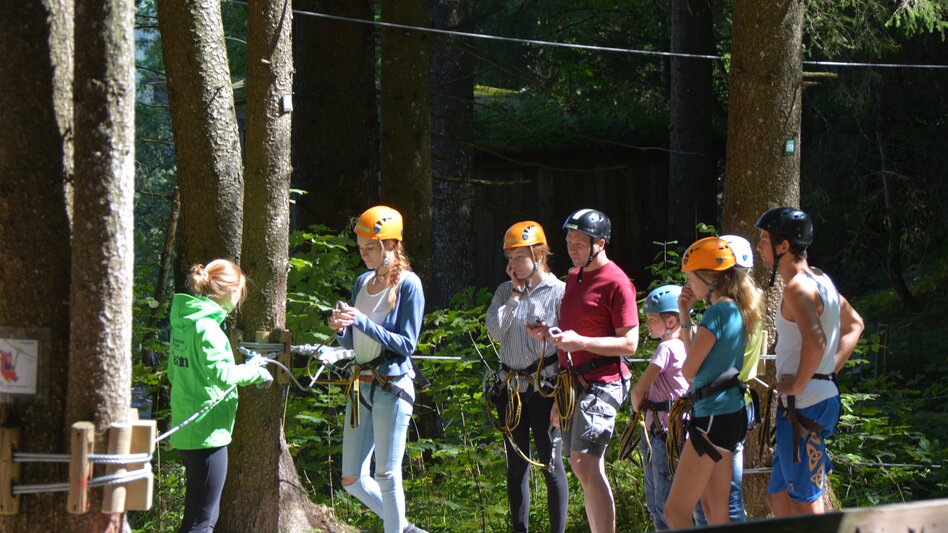 Gruppe bei der Ersteinführung im Klettergarten