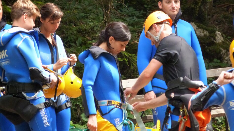 Gruppe bei der Vorbereitung aufs Canyoning | © BAC