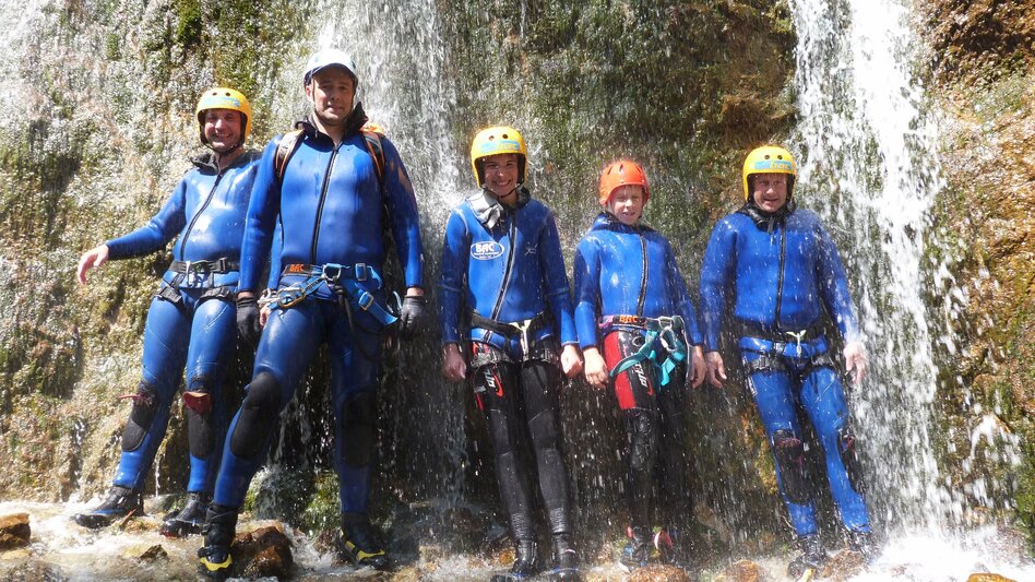 Gruppe im Wasserfall beim Canyoning