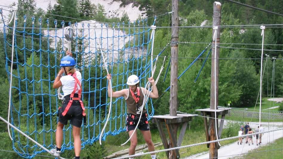 Zwei Personen im Hochseilklettergarten | © BAC