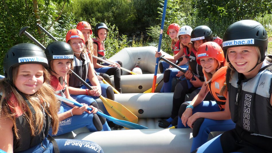 Mädchen-Raftinggruppe im Schlauchboot