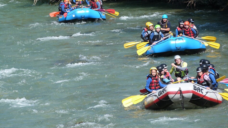 3 Gruppen auf Schlauchbooten beim Rafting