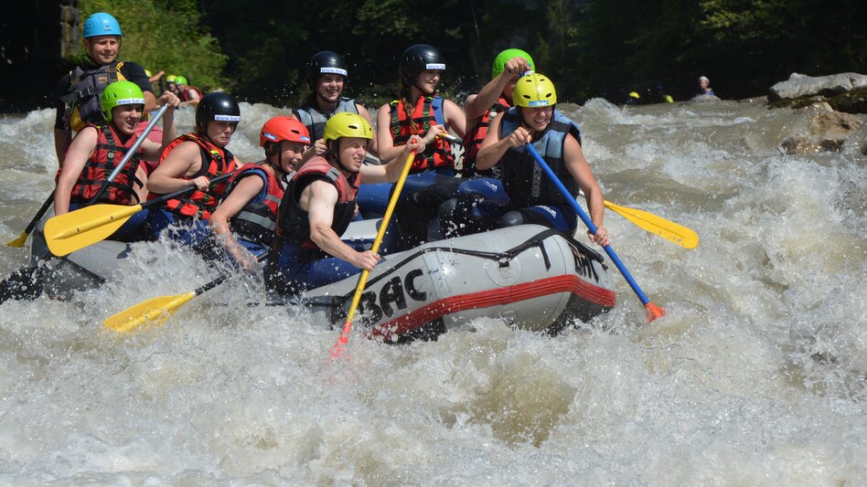 Gruppe im Schlauchboot auf der Salzach in Action