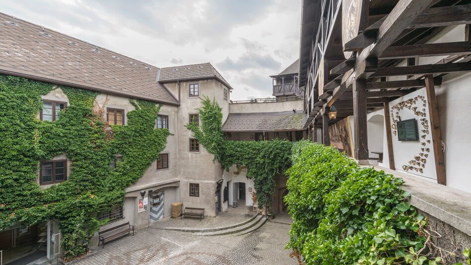 Gepflasterter Burginnenhof