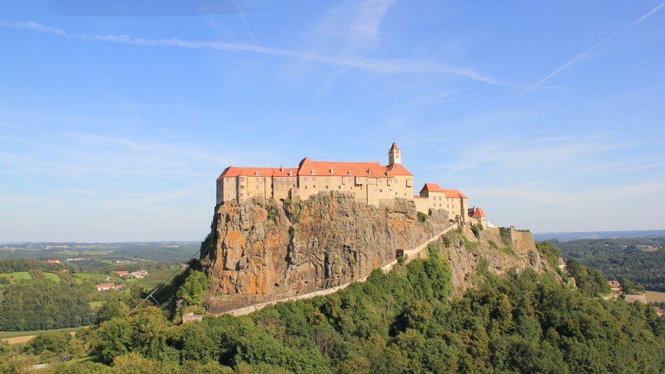 Burg Riegersburg aus der Ferne