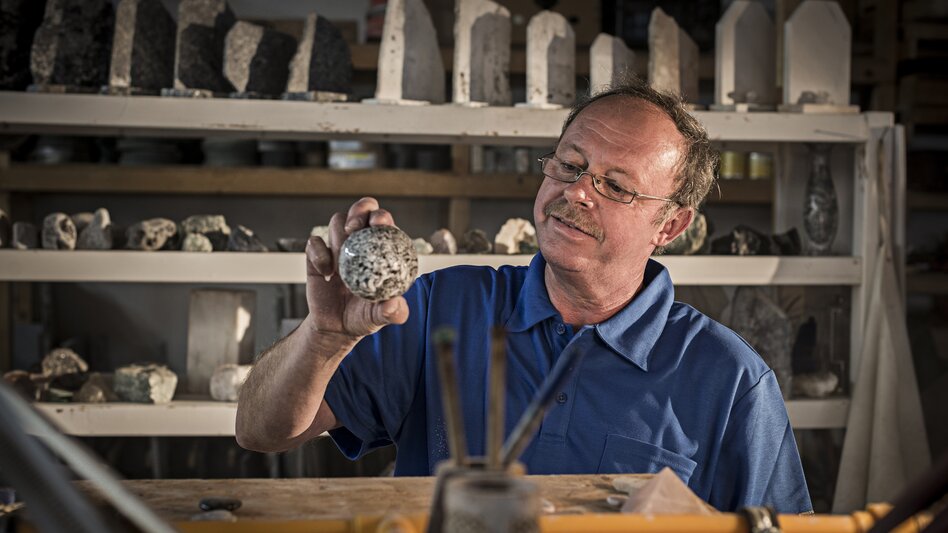 Steine betrachten bei Edesteine Krampl | © Edelsteine Krampl | Gustav Fenz