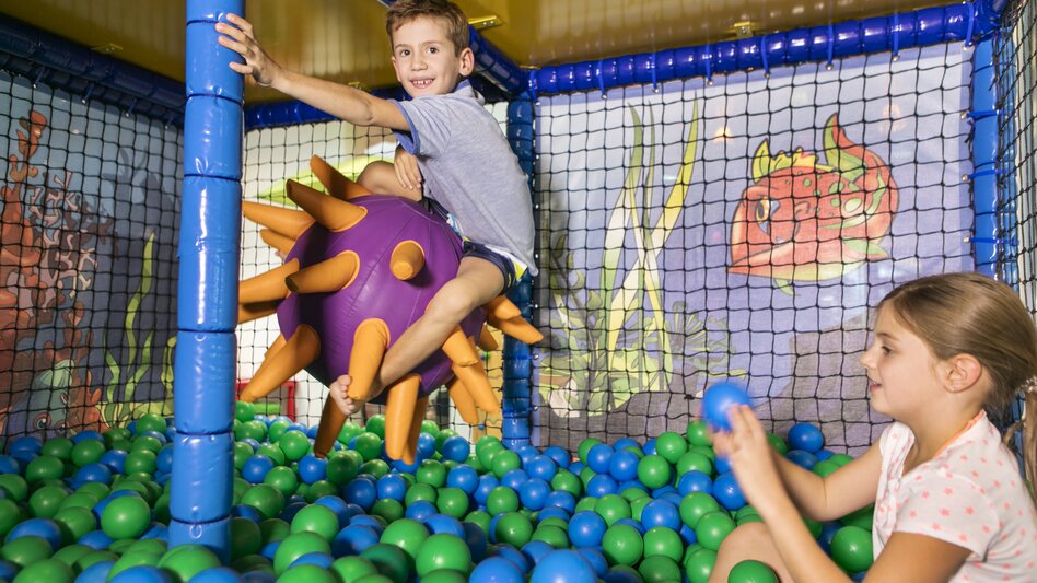 Zwei Kinder spielend im Bällebad