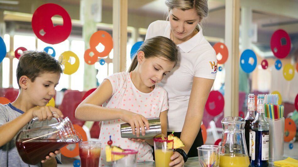 Kinder beim Cocktailmixen