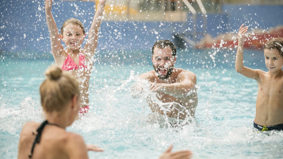 Familie bei Wasserschlacht