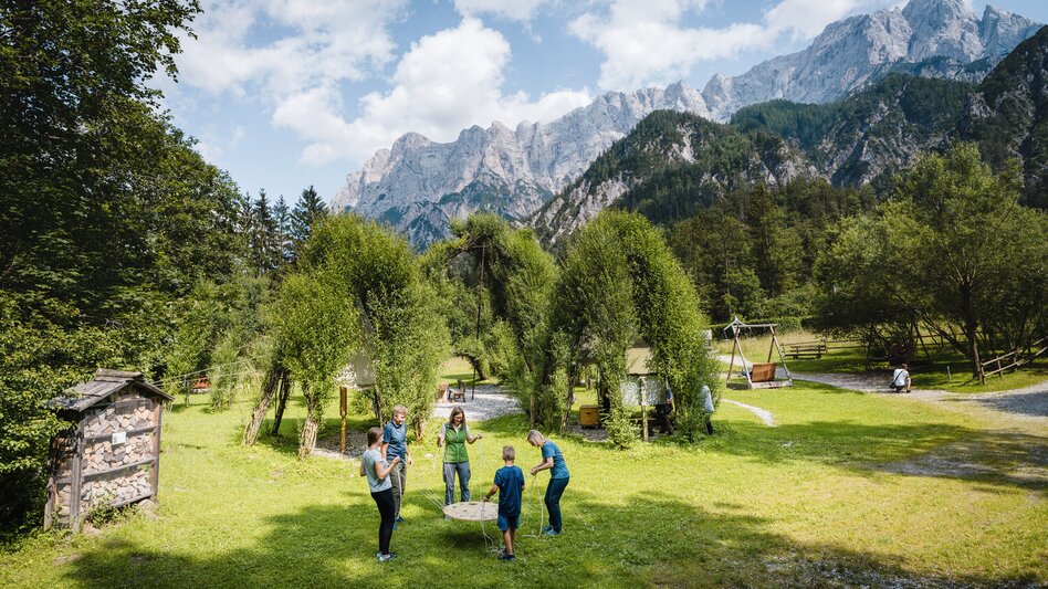 Gruppe bei Spielen vor Bergkulisse