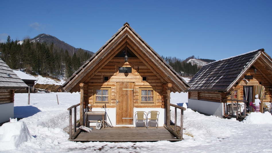 Hüttenansicht von außen in Schnee eingebettet