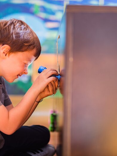 Interaktives Erkunden im NaturLese-Museum | Raphael Sperl | © Naturpark Zirbitzkogel Grebenzen