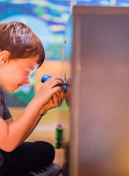 Interaktives Erkunden im NaturLese-Museum | Raphael Sperl | © Naturpark Zirbitzkogel Grebenzen