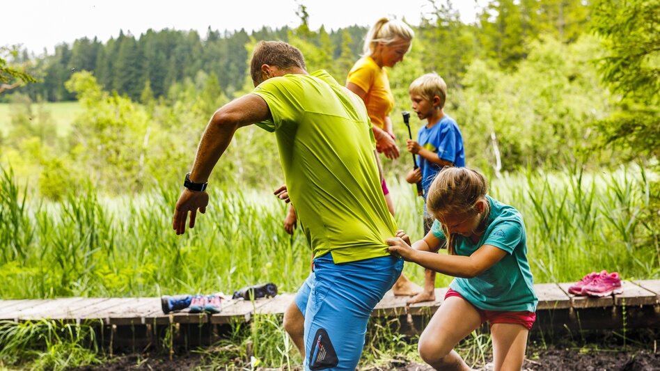 Dürnberger Moor - Familie barfuß im Moor | © TVB Naturpark Zirbitzkogel-Grebenzen