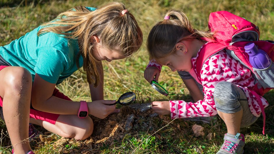 Naturpark-Forscher - zwei Mädchen mit Lupe in der Wiese | © TVB Naturpark Zirbitzkogel-Grebenzen