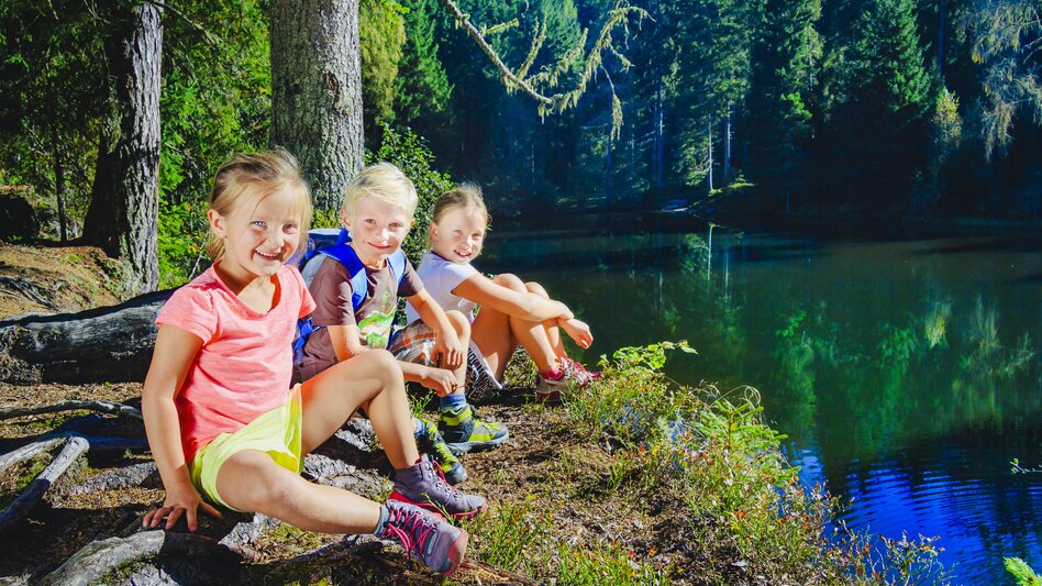 Drei lächelnde Kinder am Teichufer | © TVB Naturpark Zirbitzkogel-Grebenzen