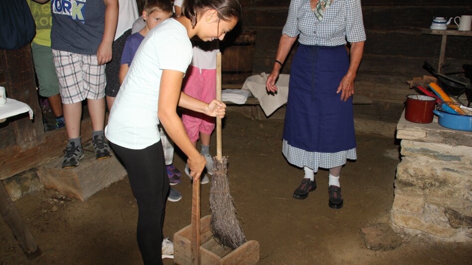 Mädchen beim Boden kehren wie damals