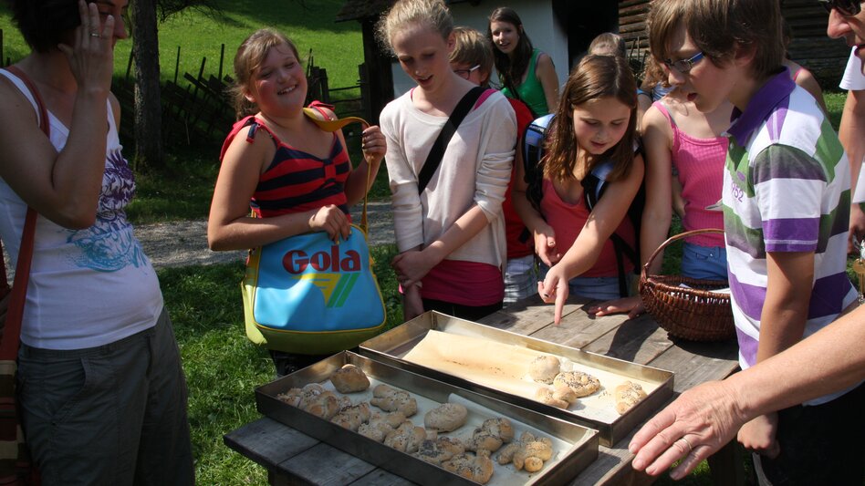 Kindergruppe beim Weckerlbacken