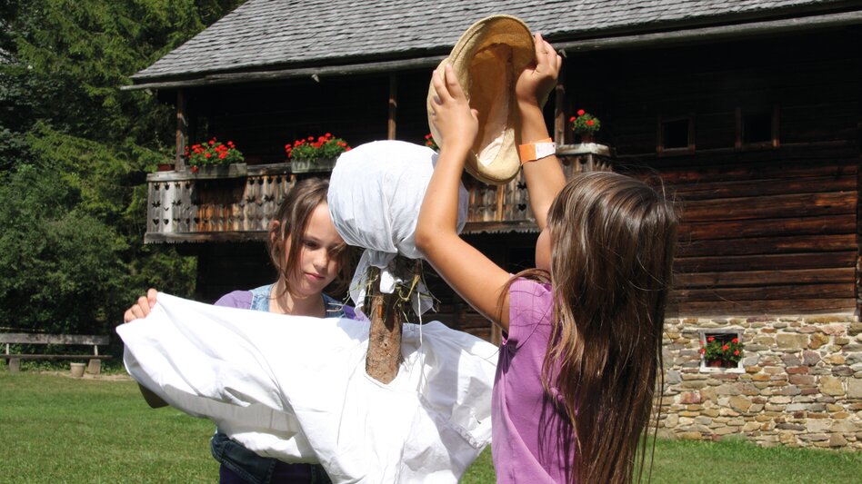 Mädchen beim Gestalten einer Vogelscheuche