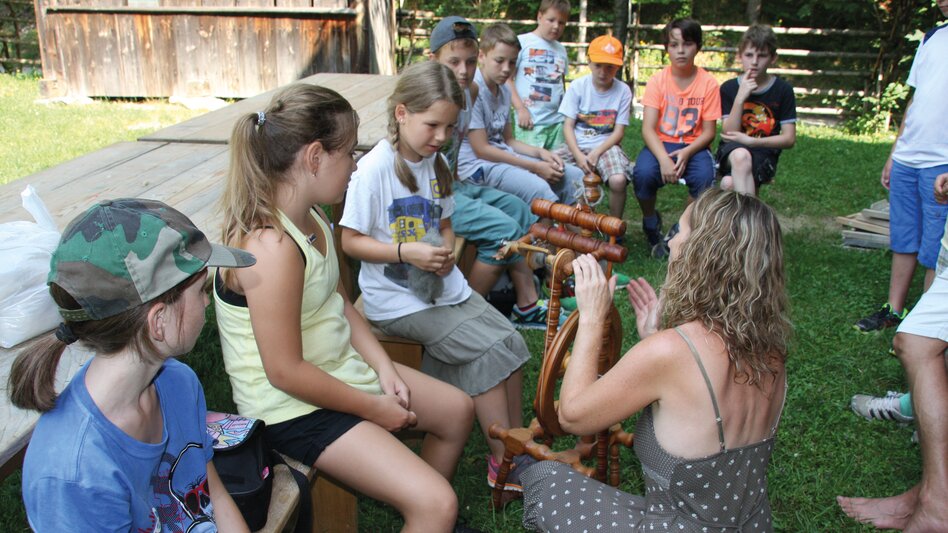 Kinder beim Handwerkskurs