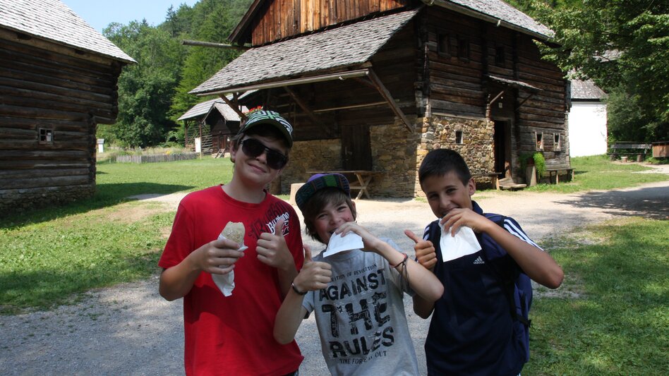 Kinder beim Weckerlverkosten