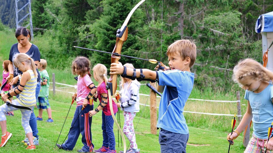 Kinder beim Bogenschießen