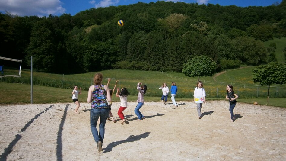 Gruppe beim Volleyballspielen