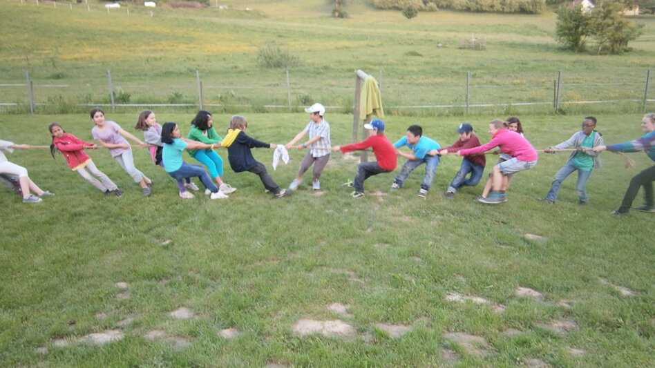 Kinder beim Tauziehen