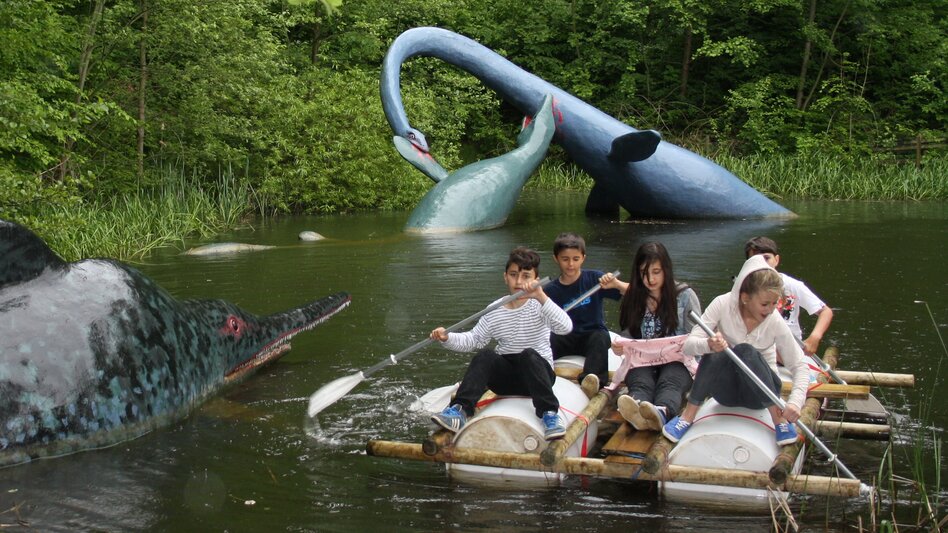 Kinder auf dem Floß im Wasser