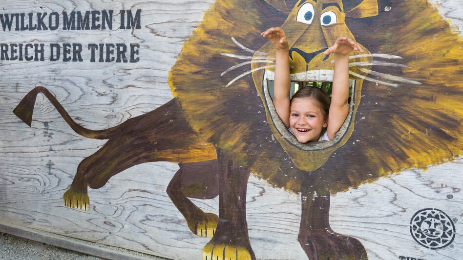 Mädchen bei Löwen-Fotospot