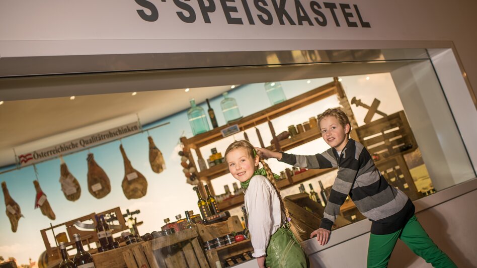 Kinder vor dem S'Speiskastel