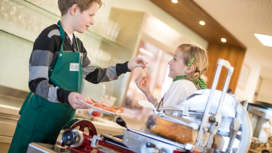 Zwei Kinder bei der Schinkenverkostung