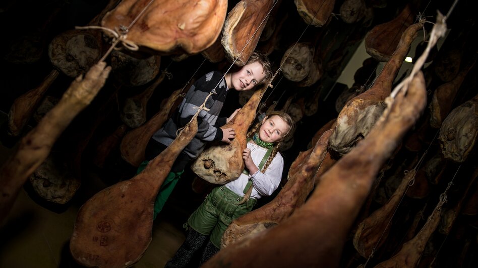 Kinder in der Reifekammer