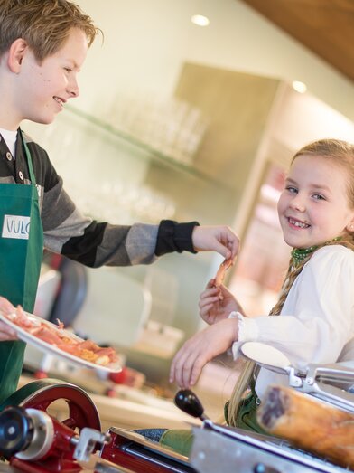 Kinder beim Schinkenessen | © Jean Van Luelik PHOTOGRAPHER | Jean Van Luelik PHOTOGRAPHER