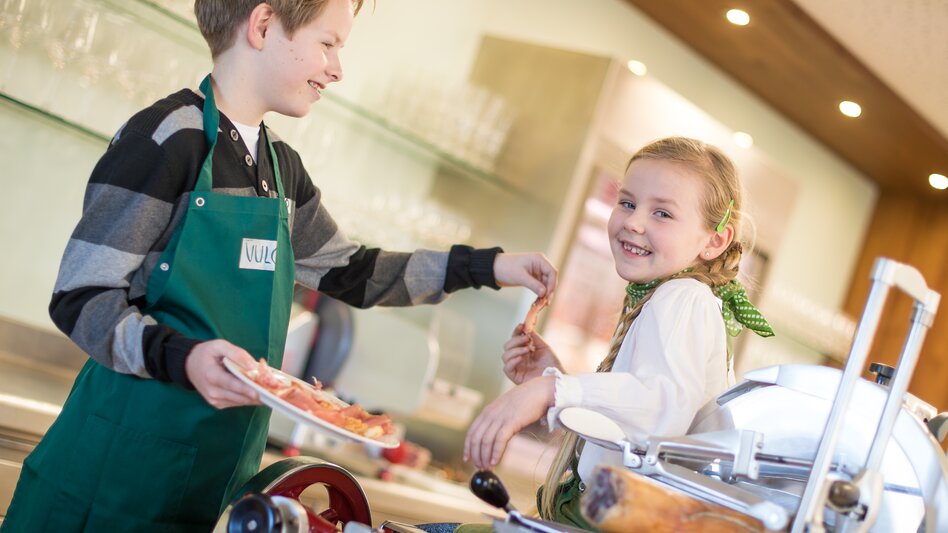 Kinder beim Schinkenessen