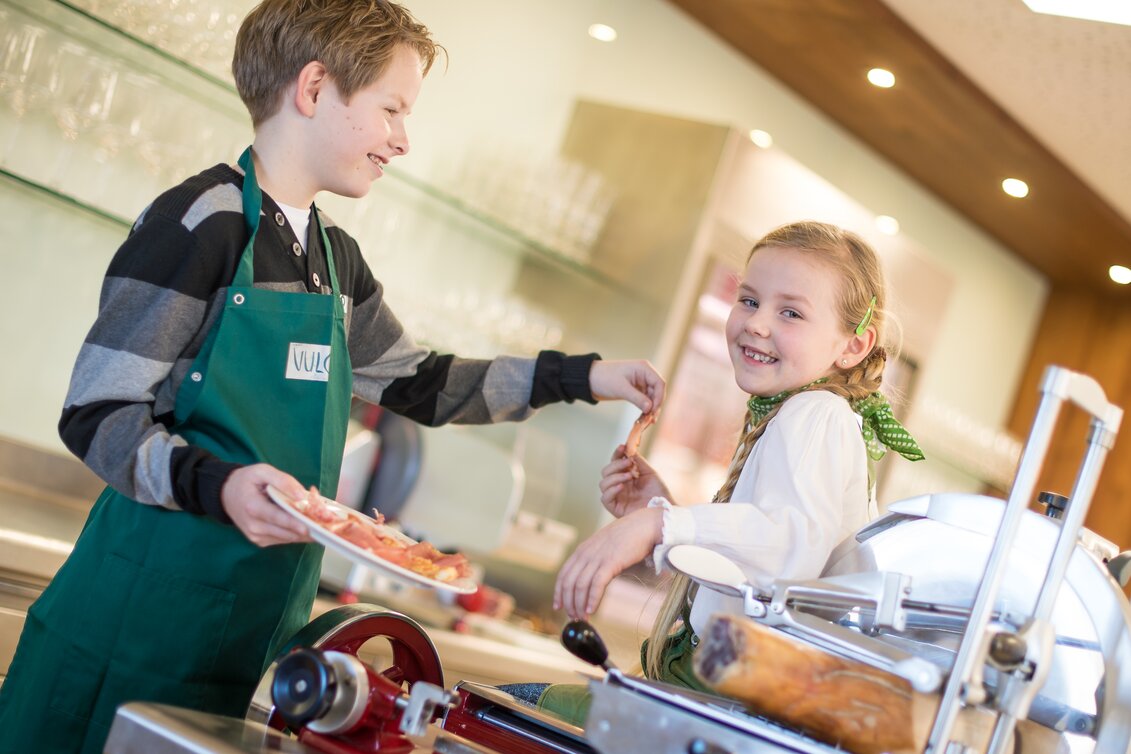 Kinder beim Schinkenessen | © Jean Van Luelik PHOTOGRAPHER | Jean Van Luelik PHOTOGRAPHER