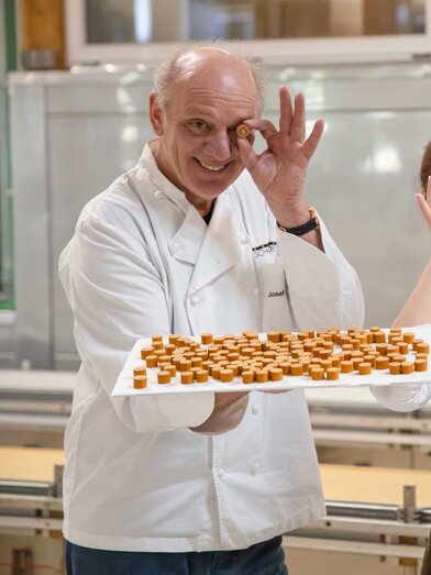 Herr Zotter in der Backstube | Marcel Pail | © Zotter Schokolade