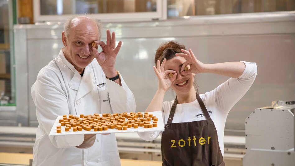 Herr Zotter und eine Dame mit Schokolade vor den Augen | © Zotter Schokolade