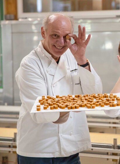 Herr Zotter in der Backstube | Marcel Pail | © Zotter Schokolade