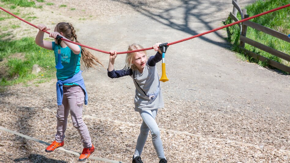 Zwei Mädchen im Kletterpark im Essbaren Tiergarten | © Zotter Schokolade