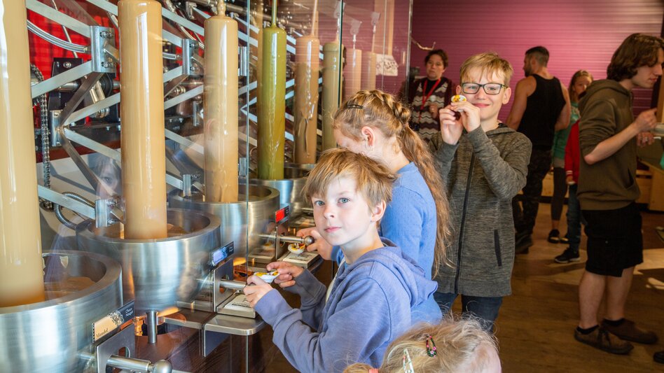 Verkostung bei der Nougatpumpe | Jacqueline Jud | © Zotter Schokolade