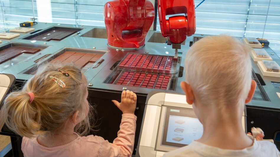 Zwei Kinder vor dem Biofekt-Roboter | © Zotter Schokolade