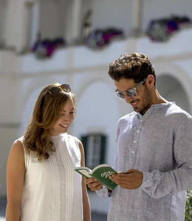 Junge Leute lesen einen Steiermark Reiseführer | © Steiermark-Tourismus | Tom Lamm