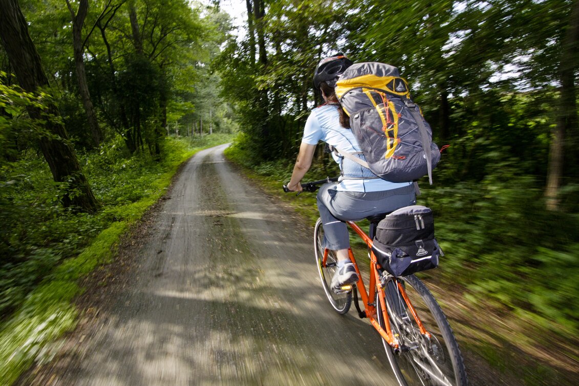 Fahrradfahrerin mit großem Rucksack | © Steiermark-Tourismus | Gerhard Eisenschink