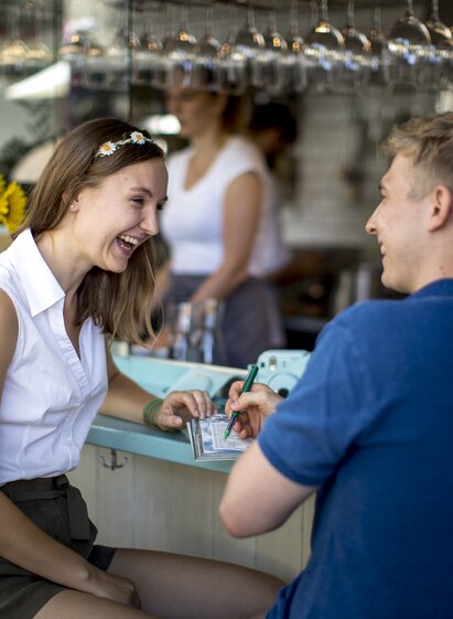 Städteurlaub in Graz. Was machen wir als nächstes? Tagesplaung am Kaiser Josef Markt. | © Steiermark Tourismus / ikarus.cc | Tom Lamm